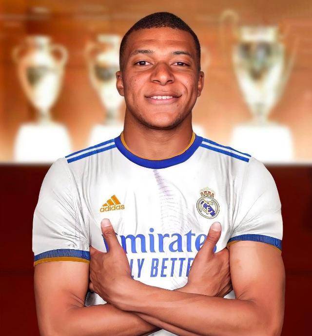 比朔夫：更喜欢踢左后卫还是中场？都喜欢